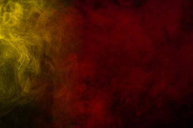 Siyah arka planda sarı buhar. Boşluğu kopyala.