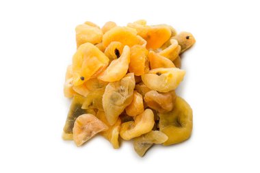 Kurumuş tutku meyvesi beyaz arka planda izole edilmiş. Üst görünüm. 