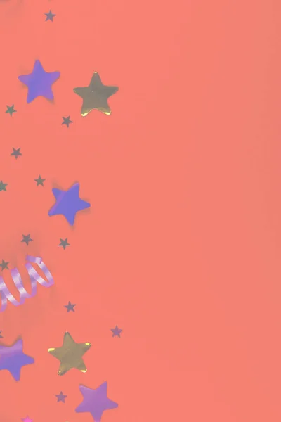 Праздничные Золотые Фиолетовые Звезды Конфетти Красном Фоне Пространство Текста Дизайна — стоковое фото