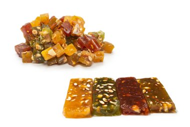 Beyaz arka planda fındıklı geleneksel Türk lezzeti. 