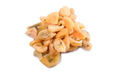 Kurumuş tutku meyvesi beyaz arka planda izole edilmiş. Üst görünüm. 