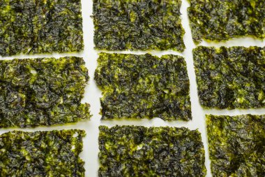 Beyaz arka planda izole edilmiş lezzetli yosun.. 