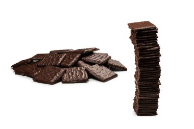 Beyaz arka planda izole edilmiş siyah çikolata şekerleri.. 