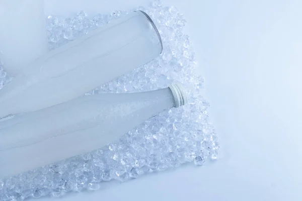 Белая Бутылка Напитком Льду Белом Фоне — стоковое фото