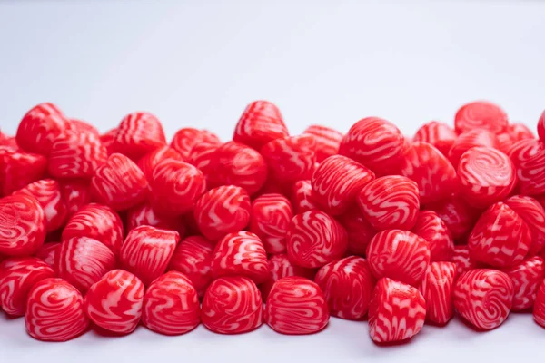 赤い丸おいしいガミーキャンディーは白い背景にアイスランド化されました — ストック写真