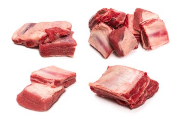 Beyaz arka planda çiğ pirzola. Üst görünüm. 