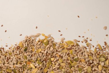 Salata için tohum karışımı. Beyaz arkaplanda izole edilmiş karışık tohumlar yığını. 