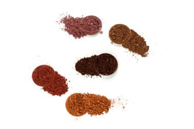 Makyaj malzemeleri. Göz farı ezilmiş palet, beyaz arka planda izole edilmiş renkli göz farı tozu..