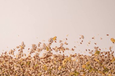 Salata için tohum karışımı. Beyaz arkaplanda izole edilmiş karışık tohumlar yığını. 