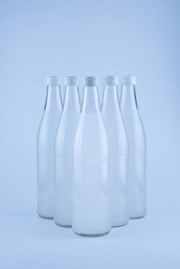 Beyaz arka planda izole edilmiş buzlu gazoz şişesi..