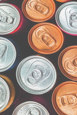 Bir grup alüminyum kutu, soğuk içecek. Üst görünüm.