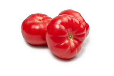Beyaz arka planda kırmızı taze domates.. 