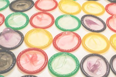 Renkli prezervatifler. Üst görünüm. 