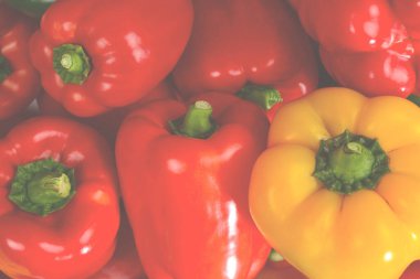 Taze kırmızı, yeşil, sarı dolmalık biber arka planı.