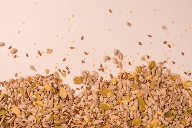 Salata için tohum karışımı. Beyaz arkaplanda izole edilmiş karışık tohumlar yığını. 