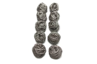 Bulaşık süngeri beyaz arka planda izole edilmiş. Temizleyici, mutfak kazıyıcısı.. 