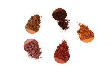 Makyaj malzemeleri. Göz farı ezilmiş palet, beyaz arka planda izole edilmiş renkli göz farı tozu..