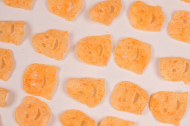 Beyaz arka planda gevrek tuzlu atıştırmalıklar.. 