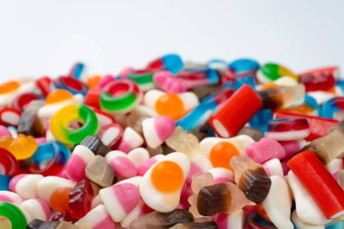 Beyaz arka planda izole edilmiş jöle renkli şekerlerin lezzetli bir karışımı. Lezzetli marmelat.. 