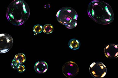 Sabun köpükleri siyah arka planda izole edilmiş. Boşluğu kopyala. 