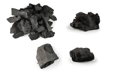 Beyaz arka planda siyah meşe kömürü izole edilmiş. 