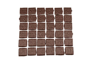 Beyaz arka planda izole edilmiş siyah çikolata şekerleri.. 