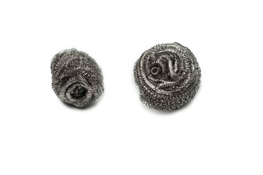 Bulaşık süngeri beyaz arka planda izole edilmiş. Temizleyici, mutfak kazıyıcısı.. 