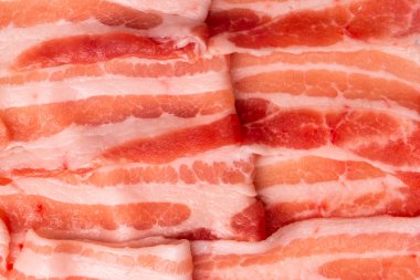 Beyaz arka planda soyutlanmış çiğ pastırma dilimleri. Üst görünüm.
