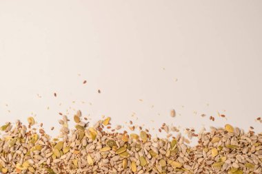 Salata için tohum karışımı. Beyaz arkaplanda izole edilmiş karışık tohumlar yığını. 