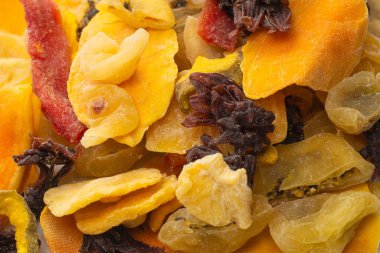 Kurutulmuş egzotik meyve, mango, ananas dilimleri, tutku meyvesi, papaya karışımı. Vejetaryen tatlı..  