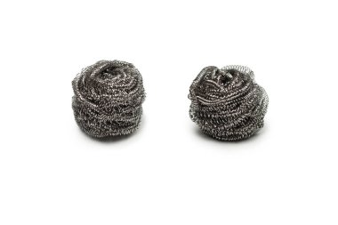 Bulaşık süngeri beyaz arka planda izole edilmiş. Temizleyici, mutfak kazıyıcısı.. 