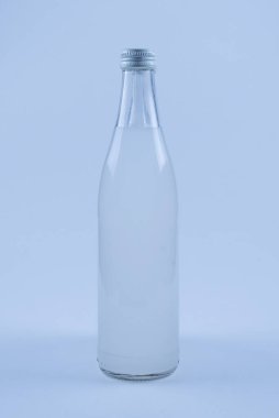 Beyaz arka planda izole edilmiş buzlu gazoz şişesi..