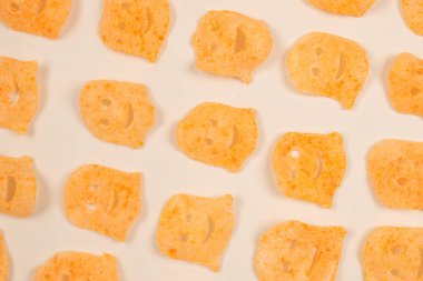 Beyaz arka planda gevrek tuzlu atıştırmalıklar.. 