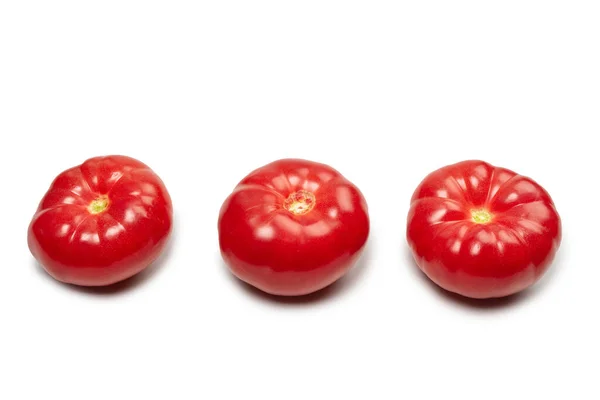 白を基調とした赤いフレッシュトマト — ストック写真