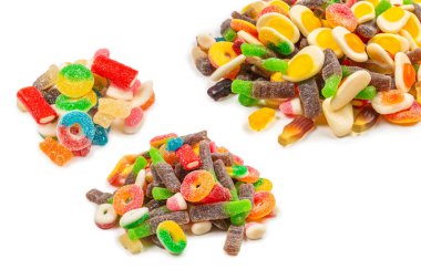 Çeşit çeşit şekerleme. Üst Manzara. Jöleli şekerler. Beyazda izole edilmiş.