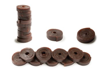 Doğal tatlı, beyaz arka planda izole edilmiş meyveli pastil. Doğal şeker, pastil rulosu.. 