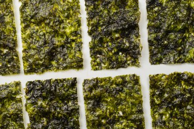 Beyaz arka planda izole edilmiş lezzetli yosun.. 