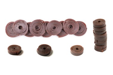 Doğal tatlı, beyaz arka planda izole edilmiş meyveli pastil. Doğal şeker, pastil rulosu.. 