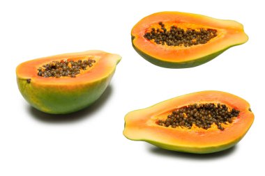 Papaya meyvesi beyaz arka planda izole edilmiş. Tropik meyve. Yarı papaya. Üst görünüm. 