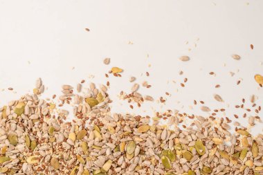 Salata için tohum karışımı. Beyaz arkaplanda izole edilmiş karışık tohumlar yığını. 