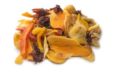 Kurutulmuş egzotik meyve, mango, ananas dilimleri, tutku meyvesi, papaya karışımı. Vejetaryen tatlı..  