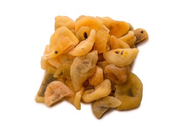 Kurumuş tutku meyvesi beyaz arka planda izole edilmiş. Üst görünüm. 