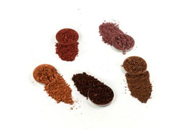 Makyaj malzemeleri. Göz farı ezilmiş palet, beyaz arka planda izole edilmiş renkli göz farı tozu..