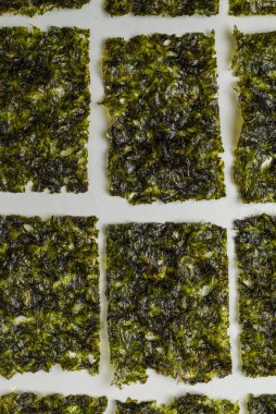 Beyaz arka planda izole edilmiş lezzetli yosun.. 