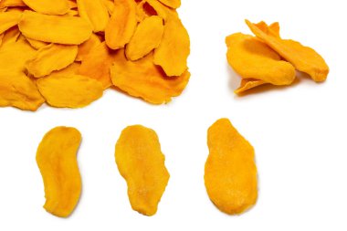 Arkaplan olarak kuru mango dilimleri. Üst görünüm. 