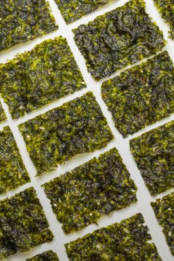 Beyaz arka planda izole edilmiş lezzetli yosun.. 