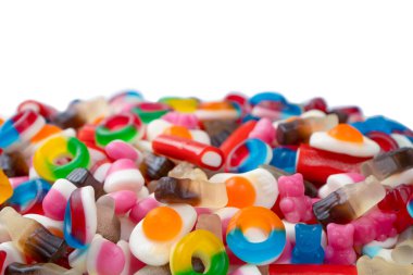 Beyaz arka planda izole edilmiş jöle renkli şekerlerin lezzetli bir karışımı. Lezzetli marmelat.. 