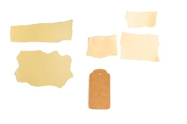 Boş bej kağıt parçaları izole edilmiş. Metin veya tasarım için boşluk. 