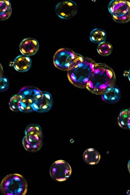 Sabun köpükleri siyah arka planda izole edilmiş. Boşluğu kopyala. 