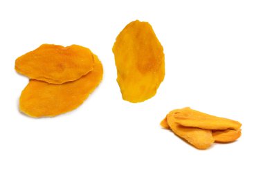Beyaz arka planda izole edilmiş kuru, lezzetli mango dilimleri. Üst görünüm. 